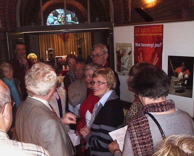 Ontvangst in de hal van een groep door de Provinciaal Jan Mol M.Afr.